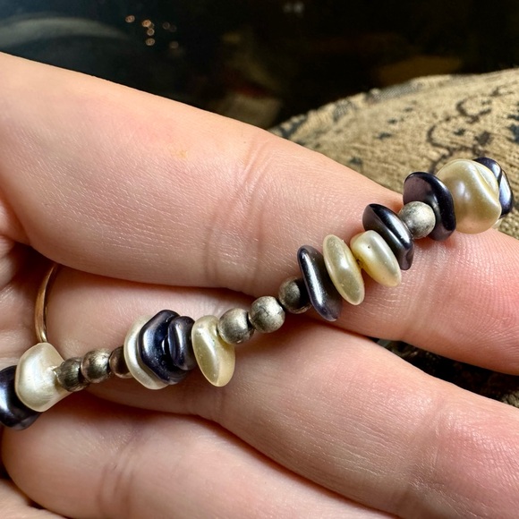 Handcrafted beaded pearl and silver necklace. - Picture 11 of 13